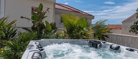 Bañera de hidromasaje al aire libre