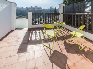 Himmel, Gartenmöbel, Holz, Flooring, Fussboden, Interior Design, Urban Design, Stuhl, Tisch Im Freien, Gebäude