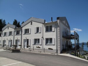 Himmel, Gebäude, Fenster, Wolke, Haus, Urban Design, Fassade, Dach, Stadt, Asphalt