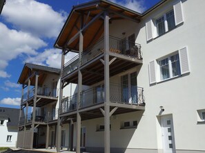 Wohngebiet, Fassade, Zuhause, Wohnung, Balkon, Urban Design, Tür, Beton, Veranda, Schatten