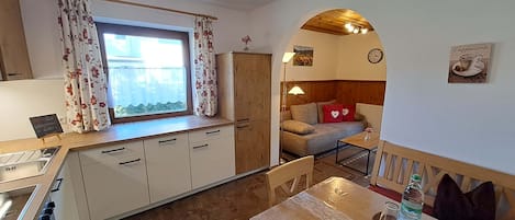 Ferienwohnung Hochplatte, 75 qm, 1 Schlafzimmer, Terrasse-Küche