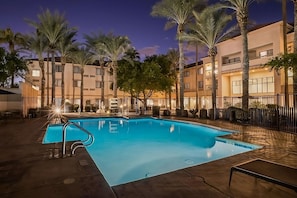 Large swimming pool, bring the kids and jump right in!
