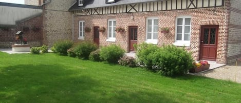 Maison mitoyenne à un commerce au centre du bourg