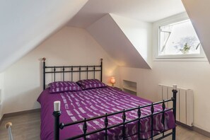 A l'étage : Chambre N°1 : 1 lit 2 personnes 140x190cm