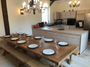 Cuisine et sa grande table en bois