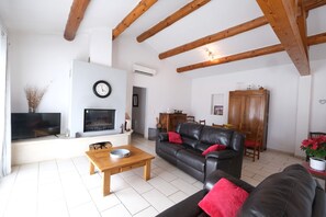 Holiday rental L'ISLE-SUR-LA-SORGUE villa for rent living room