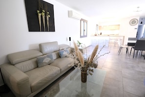 PUGET holiday rental villa for rent living room