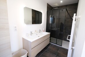 PUGET holiday rental villa for rent 3 bathrooms
