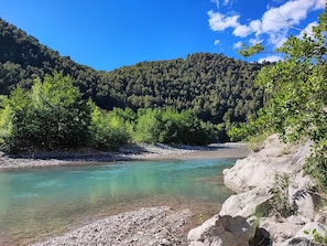 accès a la rivière a 4 mms a pieds.