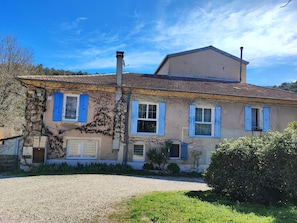 l'appartement c'est les deux fenêtres de gauche au 1 er étage..