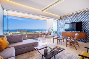 Living room with sofa bed, smart TV and access to the private balcony