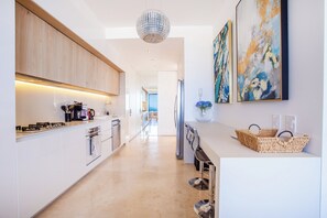 Gourmet kitchen fully equipped