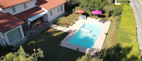 Extérieur Piscine 9m x 4,5m exposée plein sud.