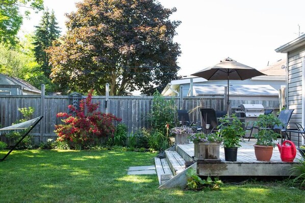Welcome to the Cobourg Creek Cottage. A cozy and clean stay walking distance to downtown and the Cobourg beach. The private backyard boasts perennial gardens and is great for watching birds and feeding the chipmunks. 