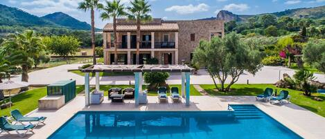 Rustic finca in Alcudia with pool and terraces