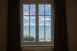 Fenêtre d une chambre vue mer