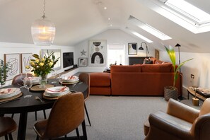 Lounge & Dining