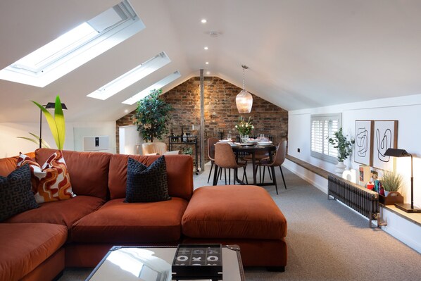 Lounge & Dining area