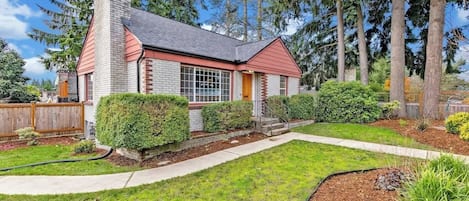 Experience the perfect blend of modern comfort and classic charm in our beautifully renovated 3 bedroom home in West Seattle. Step inside and be greeted by a bright and spacious living area, complete with sleek finishes, cozy furnishings, and all the
