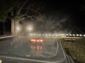 Hot tub facing the lake and wind protected by the cottage