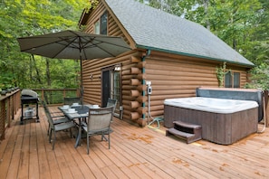 Unwind in the best smoky mountain cabin rental with hot tub after a long day of hiking the Great Smoky Mountain National Park. Whispering Oaks in Sevierville, TN