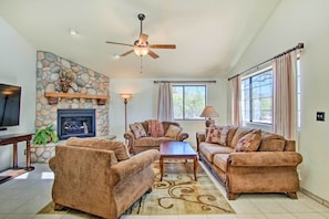 Living Room | Free WiFi | Roku Smart TV | Fireplace | Board Games & Books