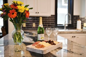 Granite counter tops for entertaining and bright atmosphere