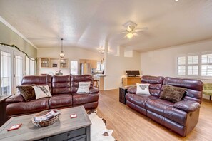 Living Room | Smart TV w/ Cable | Gas Fireplace | Central A/C & Heat