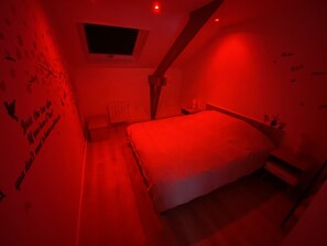 Ambiance au choix dans la chambre avec les lumières.