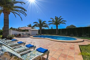 Terrasse et piscine