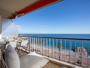 Himmel, Wasser, Eigentum, Stuhl, Schatten, Holz, Interior Design, Gewässer, Fussboden, Gartenmöbel