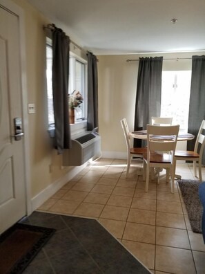 Studio 207 Dining Area