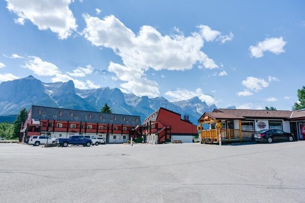 Step outside and into the gorgeous Rocky Mountain landscape.
