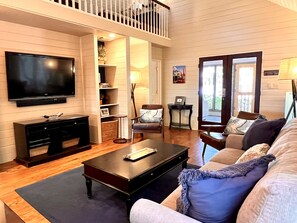 SPACIOUS COMMUNAL FIRST LEVEL WITH FLATSCREEN TV