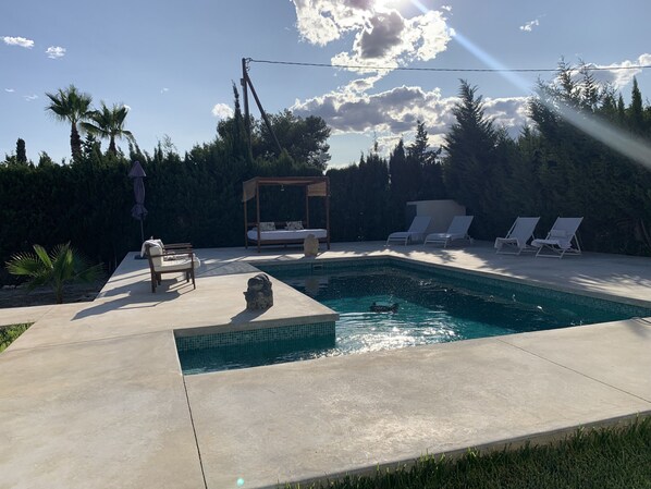 Muebles jardin en piscina 2023