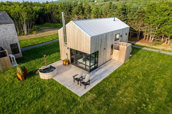 Spruce Cottage - Deck - Hot Tub - Outdoor Shower