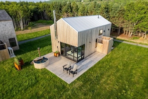 Spruce Cottage - Deck - Hot Tub - Outdoor Shower