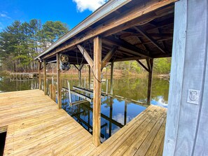 Covered boat slip