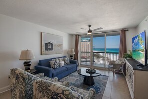 Furniture,Indoors,Living Room,Table,Couch