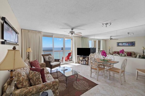 Home Decor, Furniture, Indoors, Living Room, Table