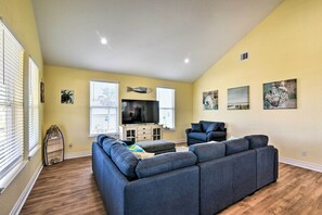 Living Room | Twin Sleeper Sofa | Smart TV | Free WiFi