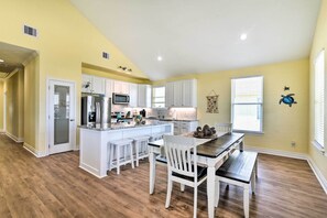 Dining Area | Central A/C & Heating