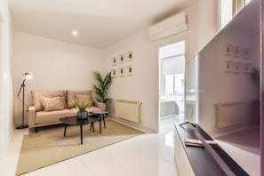 Main view of the living room with Smart TV and air conditioning