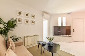 Main view of the living room with Smart TV and air conditioning