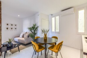 Main view of the living room with air conditioning and dining area