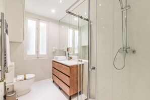 View of the bathroom with shower tray