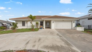 Villa Eli, waterfront w/boat dock, gulf access, 3BRs 2BAs, sleep 8+, heated pool