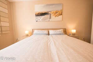 Schlafzimmer 1 mit Doppelbett