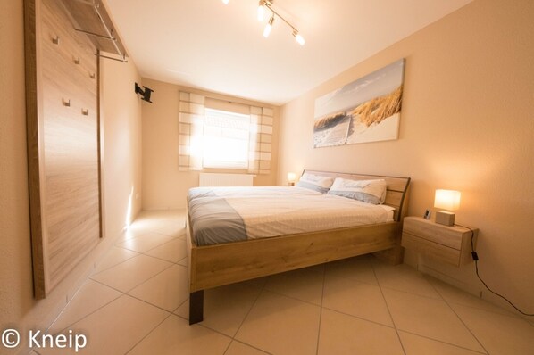 Schlafzimmer 1 mit Doppelbett