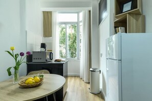 Full kitchen